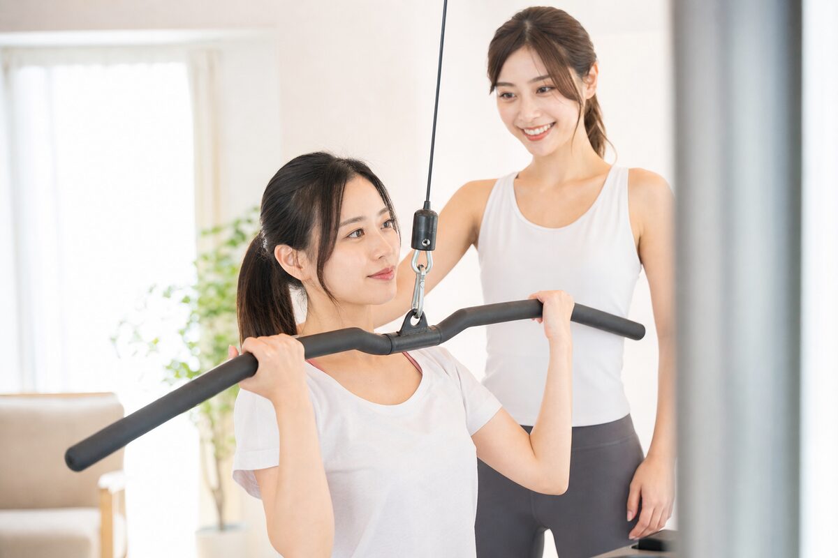 新宿のパーソナルジムで個室トレーニングを受ける女性