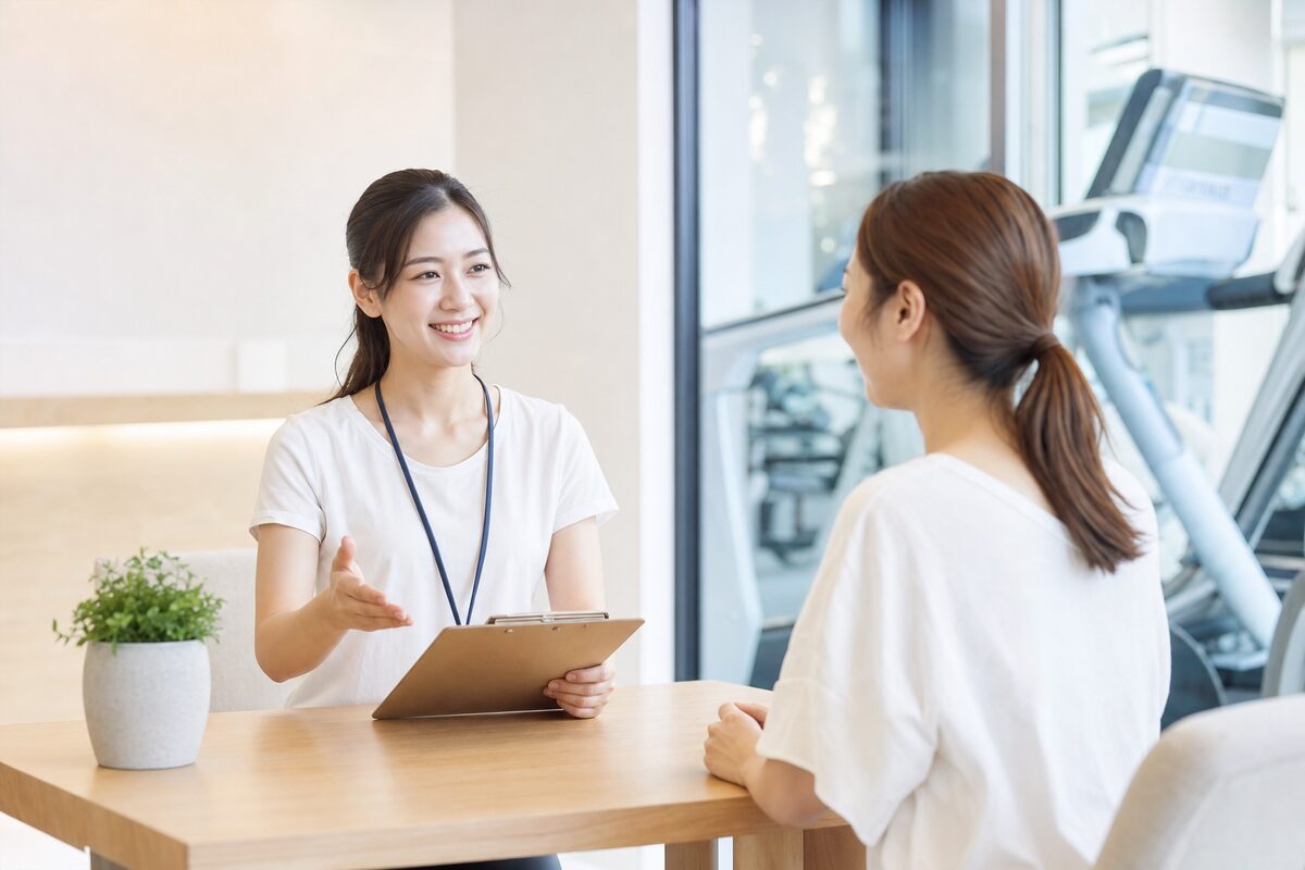 カウンセリングで相談をする女性とスタッフ